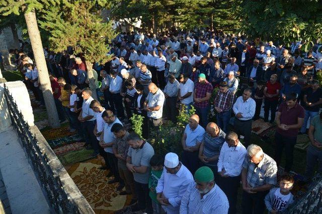 Malatya’da Bayram Namazında Camiler Doldu Taştı