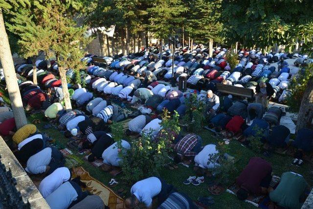 Malatya’da Bayram Namazında Camiler Doldu Taştı