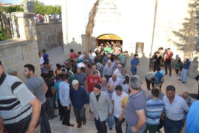 Malatya’da Bayram Namazında Camiler Doldu Taştı