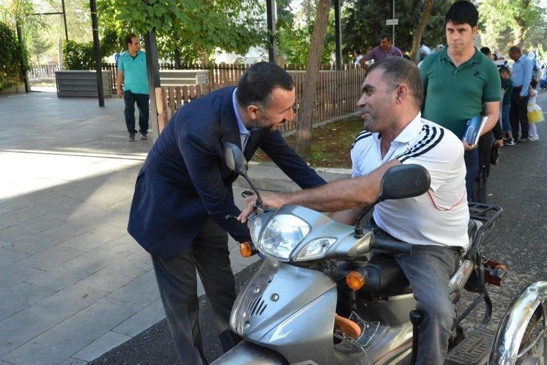 Şanlıurfa&rsquo;da Vatandaşlar Cami Ve Mezarlıklara Akın Etti