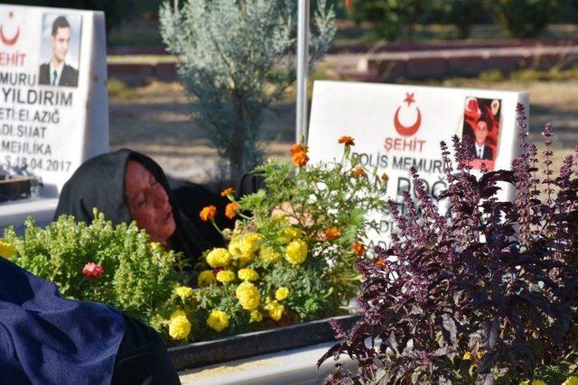 Malatya’da Şehitlikte Hüzünlü Bayram