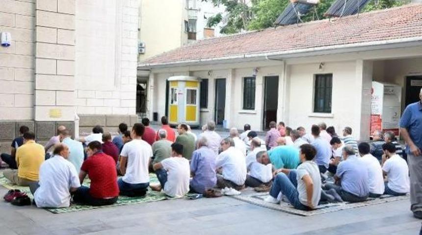 Bayram Namazında Camiler Doldu Taştı