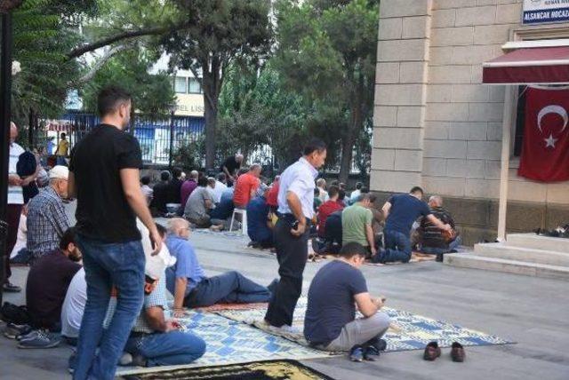 Bayram Namazında Camiler Doldu Taştı