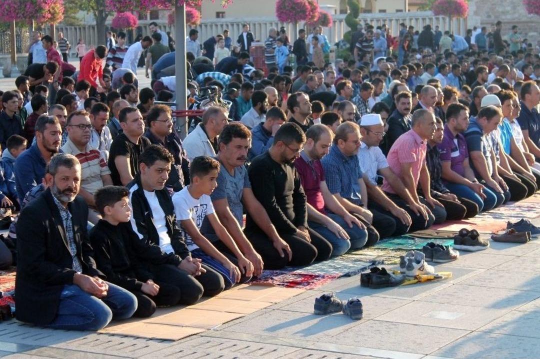 Konya&rsquo;da Bayram Namazı Kılındı, Camiler Doldu Taştı