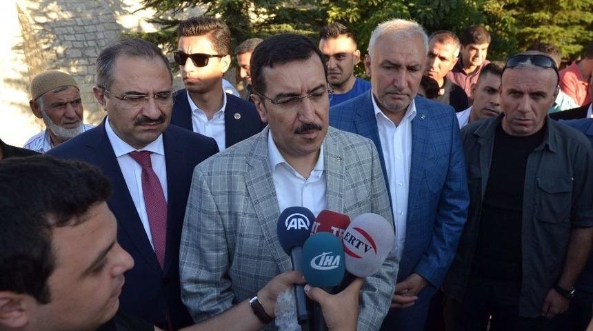 Bakan B&uuml;lent T&uuml;fenkci Bayram Namazını Ulu Cami&rsquo;de Kıldı