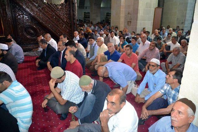 Bakan Bülent Tüfenkci Bayram Namazını Ulu Cami’de Kıldı