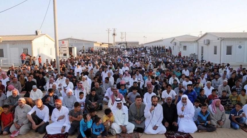 Kampta Kalan Suriyeliler Bayram Namazında Savaşın Bitmesi İ&ccedil;in Dua Etti