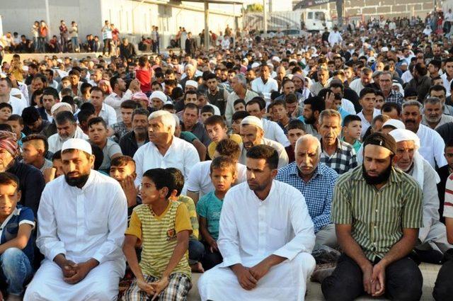 Kampta Kalan Suriyeliler Bayram Namazında Savaşın Bitmesi İçin Dua Etti