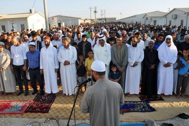 Kampta Kalan Suriyeliler Bayram Namazında Savaşın Bitmesi İçin Dua Etti