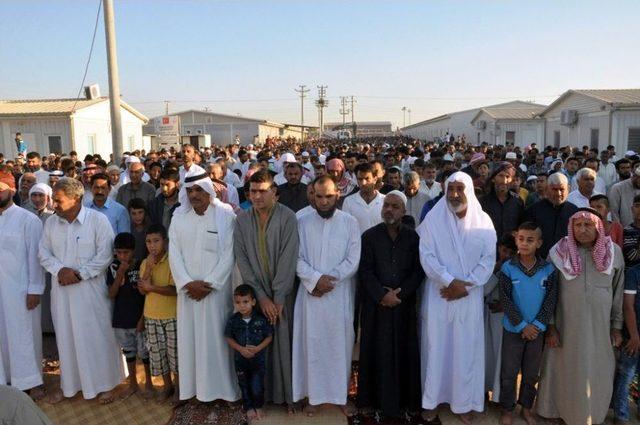 Kampta Kalan Suriyeliler Bayram Namazında Savaşın Bitmesi İçin Dua Etti