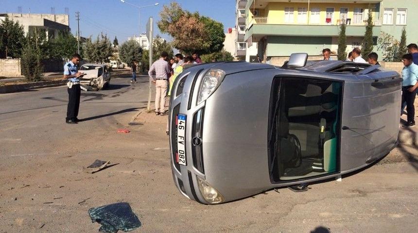 İki Otomobil &Ccedil;arpıştı