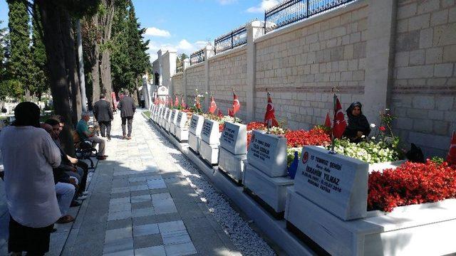 Edirnekapı Şehitliği’ne Ziyaretçi Akını