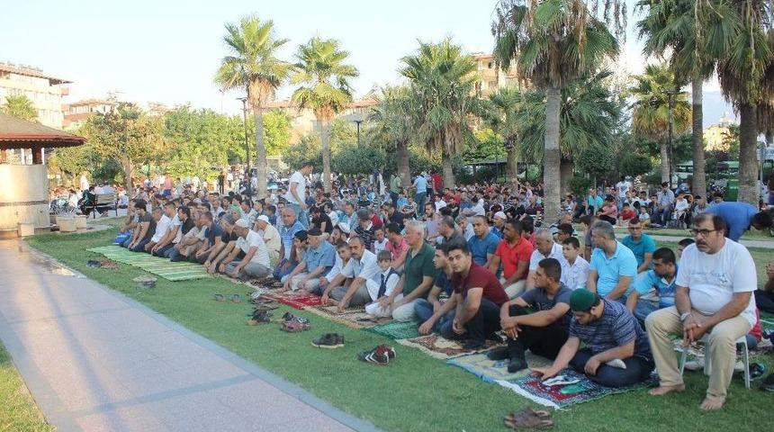 Bayramda Camiler Ve Mezarlıklar Doldu, Taşt