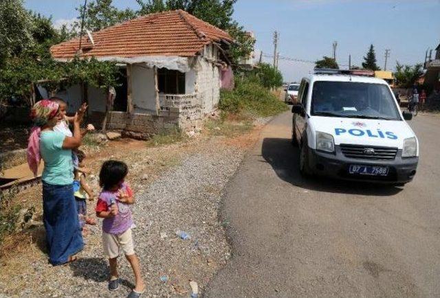 4 Kardeşe Ilk Bayramlıklarını Polis Aldı