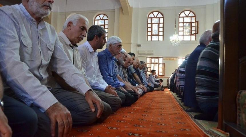 Erzincan&rsquo;daki Bayram Namazında Camiler Doldu Taştı