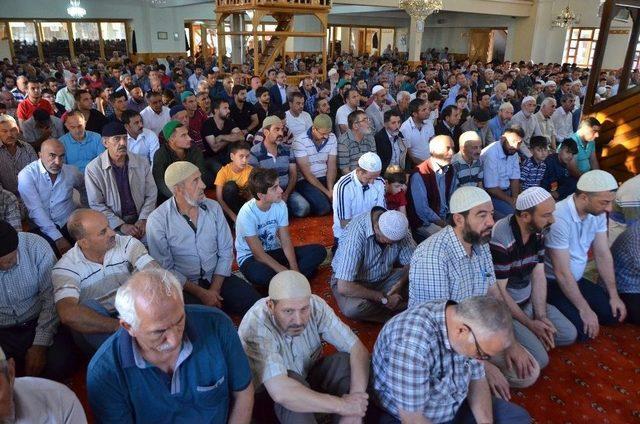 Erzincan’daki Bayram Namazında Camiler Doldu Taştı