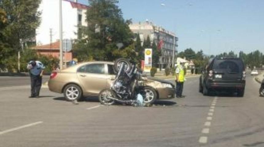 Otomobil İle Motosiklet &Ccedil;arpıştı: 1 Yaralı