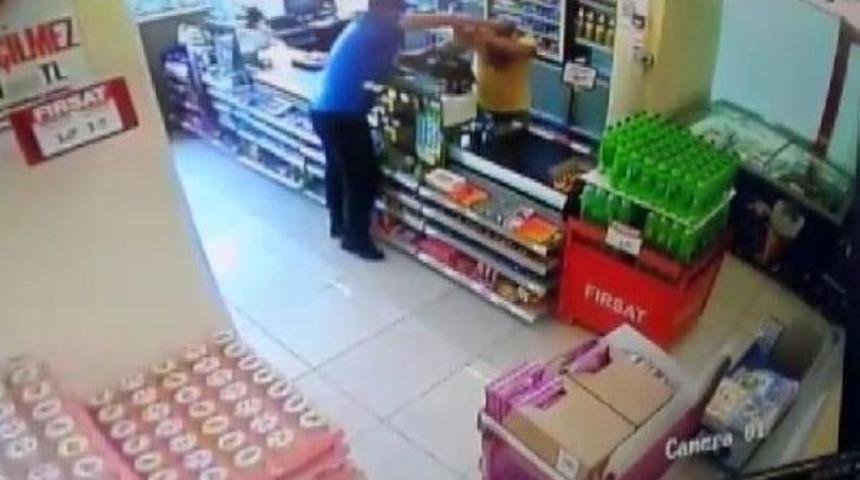 Kasiyer, Soyguncunun Elindeki Kurusıkı Tabancayı Aldı