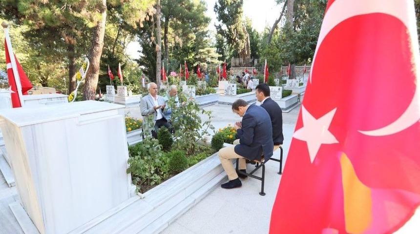 Başbakan Yardımcısı Hakan &Ccedil;avuşoğlu Bayramda Şehitleri Ziyaret Etti