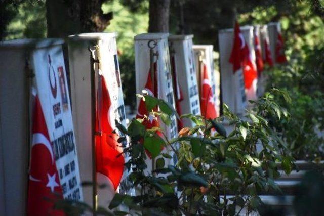 Şehit Yarbay Songül Yakut'un Annesi, Mezarı Başında Gözyaşı Döktü