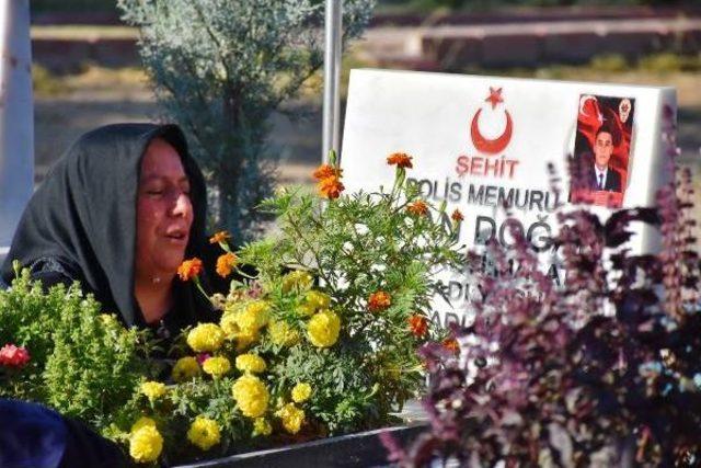 Şehit Yarbay Songül Yakut'un Annesi, Mezarı Başında Gözyaşı Döktü