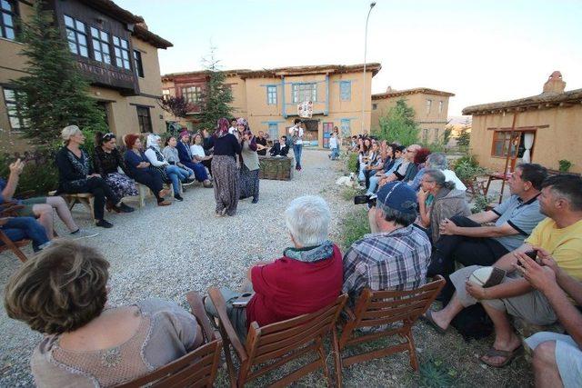 Sanatçıların Köyünde ‘güvey Okşaması’ Canlandırıldı