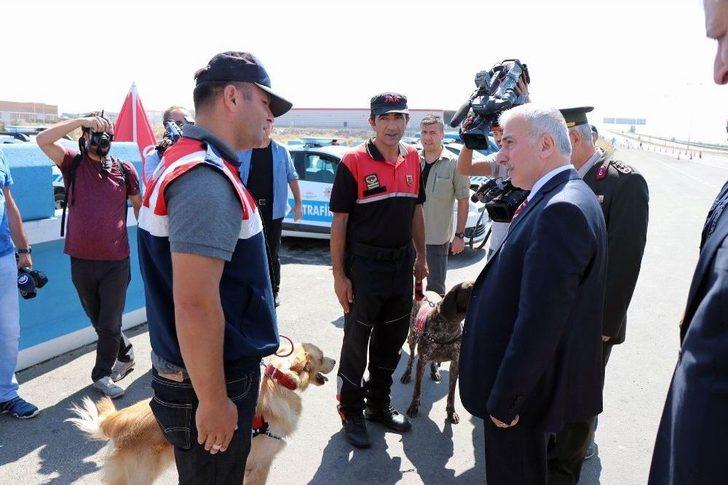 Vali Kamçı, Uygulama Noktasındaki Polis Ve Jandarmayı Ziyaret Etti, Trafik Denetimi Yaptı G2