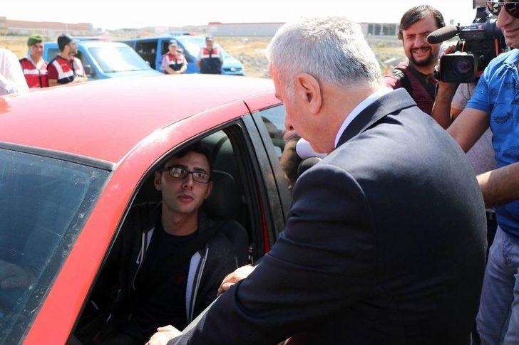 Vali Kamçı, Uygulama Noktasındaki Polis Ve Jandarmayı Ziyaret Etti, Trafik Denetimi Yaptı G4