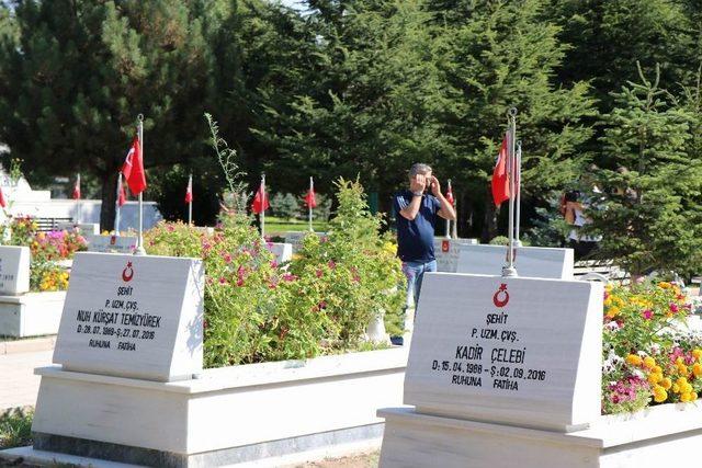 Kartal Şehitliği’nde Hüzünlü Bayram