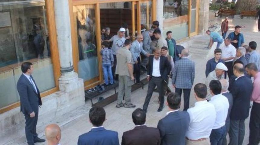 Bakan Elvan, Bayram Namazını Memleketi Karaman'da Kıldı
