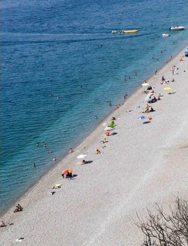 Antalya Sahillerinde İlk Gün Sessizliği