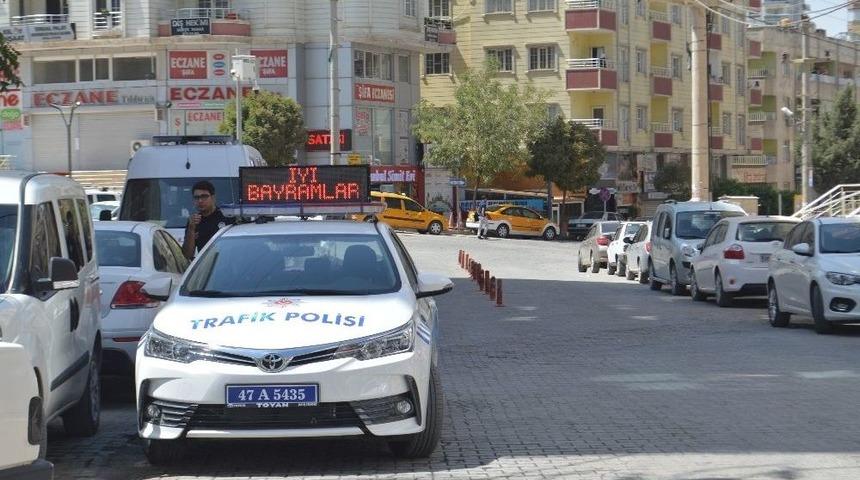 Trafik Polislerinden Vatandaşa Ceza Yerine Bayram Tebriği
