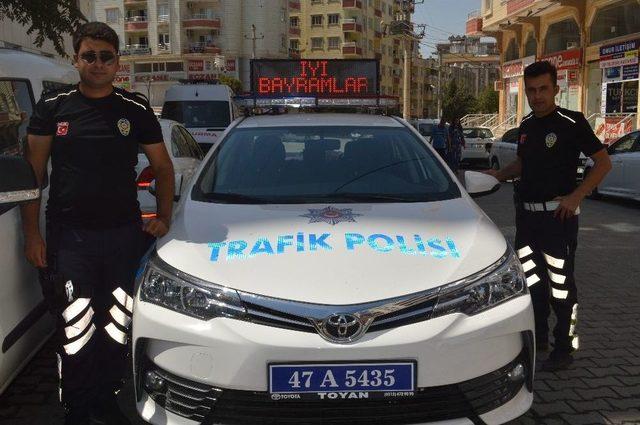 Trafik Polislerinden Vatandaşa Ceza Yerine Bayram Tebriği