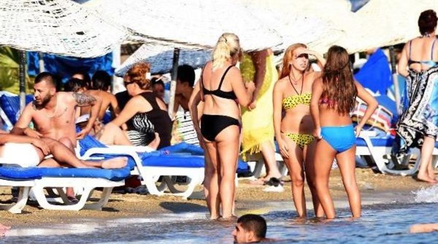 Bodrum'da Bayramın Ilk G&uuml;n&uuml;nde Sahiller Doldu