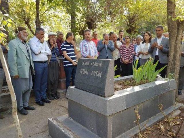 Hdp'li Vekiller Vedat Aydın'ın Mezarını Ziyaret Etti