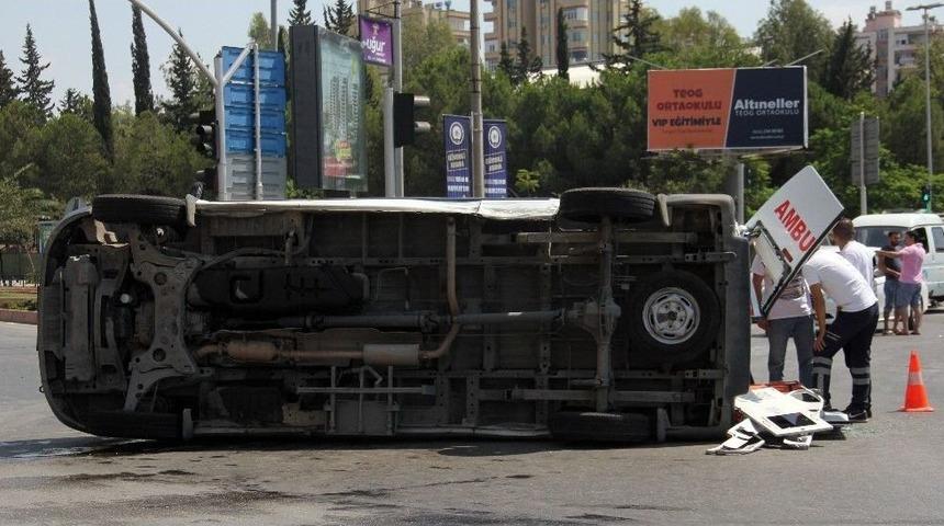 Ambulans İle Otomobil &Ccedil;arpıştı: 2 Yaralı