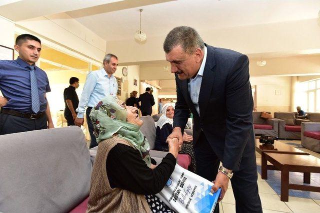 Başkan G&uuml;rkan&rsquo;dan Huzurevine Bayram Ziyareti 1