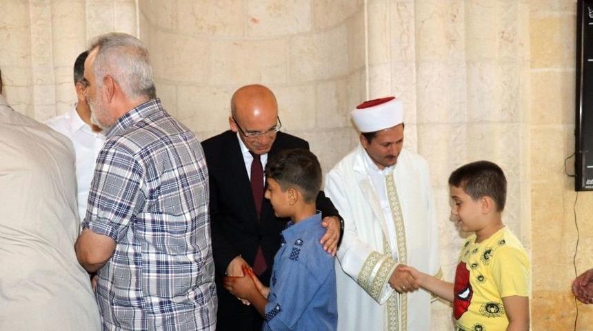 Başbakan Yardımcısı Mehmet Şimşek Cuma Namazını Gaziantep&rsquo;te Kıldı