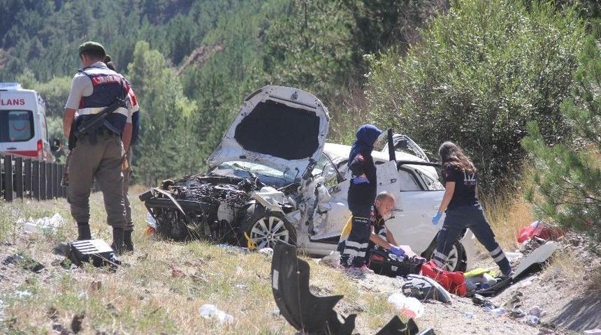 Bayram Yolculuğunda Feci Kaza: 1 &Ouml;l&uuml;, 2 Yaralı