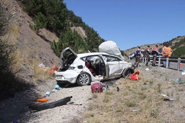 Bayram Yolculuğunda Feci Kaza: 1 &Ouml;l&uuml;, 2 Yaralı 1