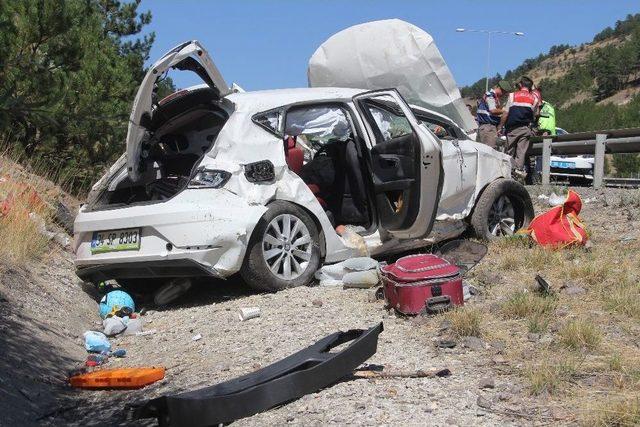 Bayram Yolculuğunda Feci Kaza: 1 &Ouml;l&uuml;, 2 Yaralı 2