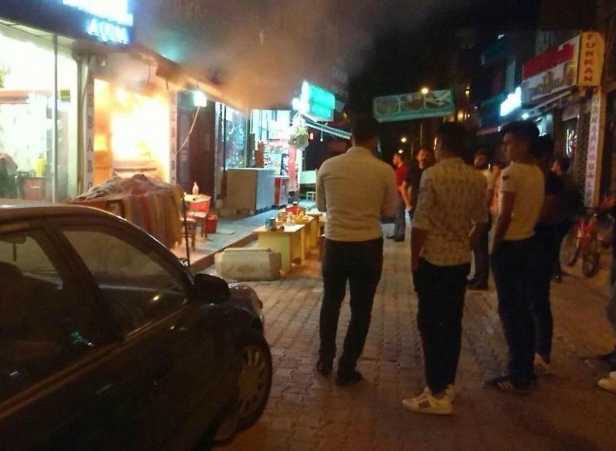 K&ouml;ftecide &Ccedil;ıkan Yangını Kova Ve Pet Şişelerdeki Suyla S&ouml;nd&uuml;rmeye &Ccedil;alıştılar