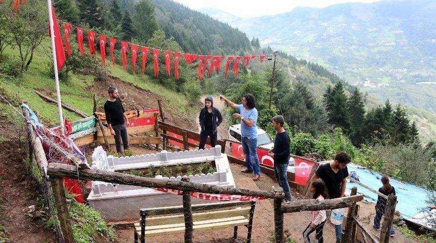 Şehit Eren B&uuml;lb&uuml;l&rsquo;&uuml;n Mezarına Ziyaret&ccedil;i Akını