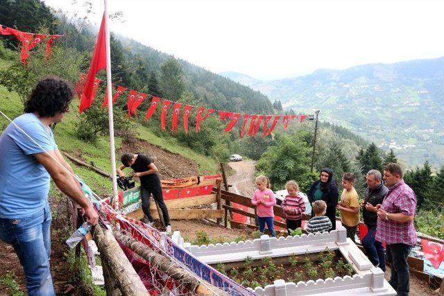 Şehit Eren B&uuml;lb&uuml;l&rsquo;&uuml;n Mezarına Ziyaret&ccedil;i Akını 1