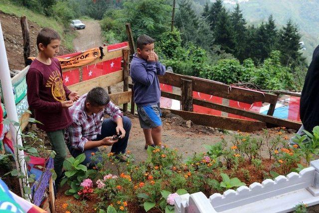 Şehit Eren B&uuml;lb&uuml;l&rsquo;&uuml;n Mezarına Ziyaret&ccedil;i Akını 2