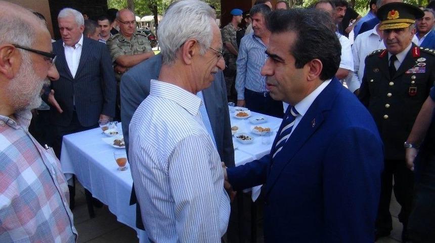 Diyarbakır Protokol&uuml; Halkla Bayramlaştı