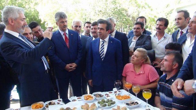 Diyarbakır Protokolü Halkla Bayramlaştı