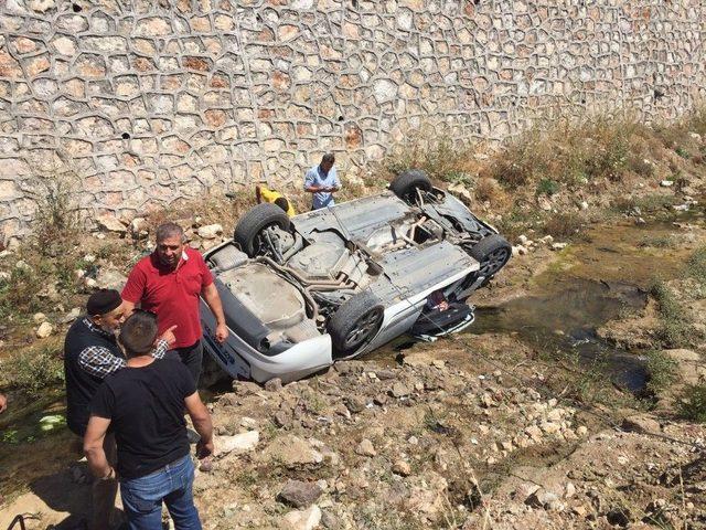 Otomobil Dereye Düştü, Kadın Sürücü Boğulmaktan Son Anda Kurtuldu