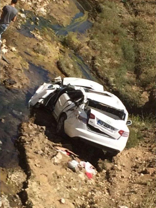 Otomobil Dereye Düştü, Kadın Sürücü Boğulmaktan Son Anda Kurtuldu