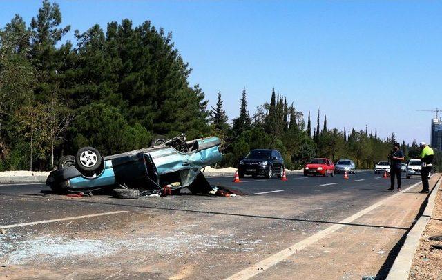Takla Atan Otomobildeki 3 Kişi Ağır Yaralandı 2
